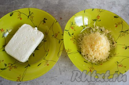 Бездрожжевое (либо дрожжевое) слоёное тесто заранее достать из морозилки, чтобы оно разморозилось при комнатной температуре. Творог можно взять любой жирности. Сыр натереть на мелкой тёрке.